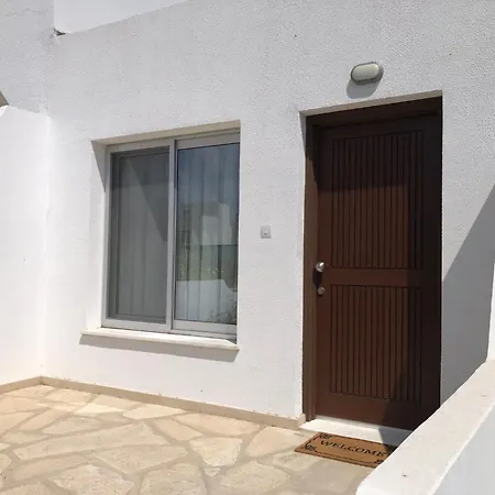 Elegant Beachside - 1 Min Walk To The Apartment Paphos